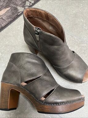 Dansko Delphina Leather Platform Peep Toe Block Heel Clog Booties Aged Bronze